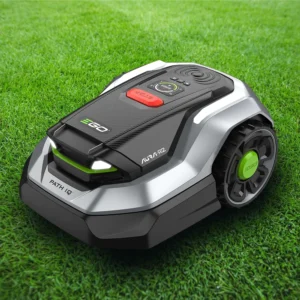 Robot koszący EGO Aura-R2 3000 PATH IQ na trawie