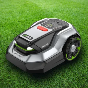 Robot koszący EGO Aura-R2 6000 PATH IQ na trawie